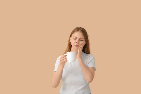 Junge Frau Mit Empfindlichen Zähnen Und Heißem Kaffee Auf Beigem — Stockfoto