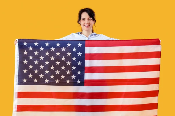 Piękna Młoda Kobieta Flagą Usa Żółtym Tle — Zdjęcie stockowe