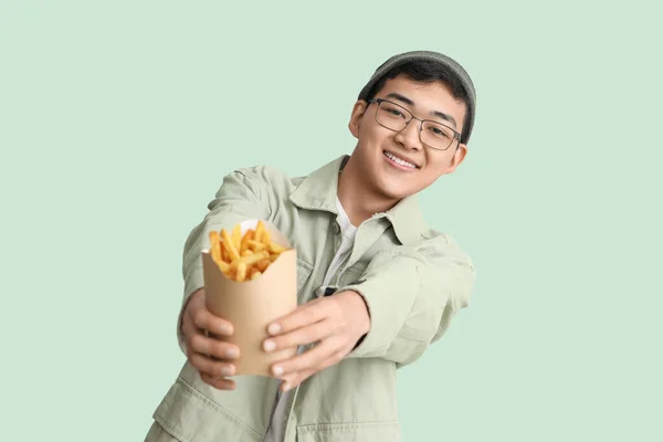 Jovem Homem Asiático Com Batatas Fritas Fundo Verde — Fotografia de Stock