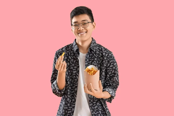 Jovem Homem Asiático Com Batatas Fritas Fundo Rosa — Fotografia de Stock