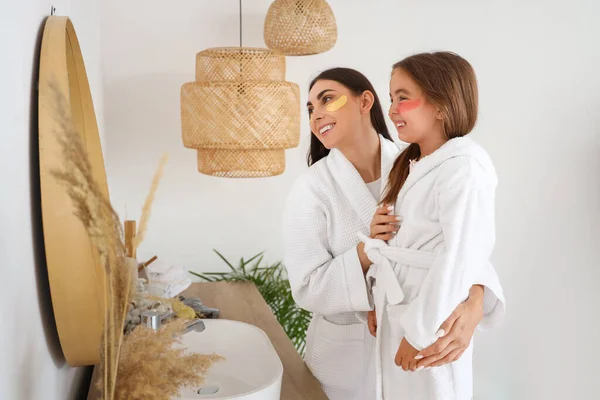 Glückliche Mutter Und Ihre Kleine Tochter Mit Augenklappen Badezimmer — Stockfoto