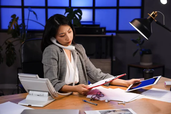 Jovem Empresária Asiática Sentada Mesa Conversando Por Telefone Trabalhando Escritório — Fotografia de Stock