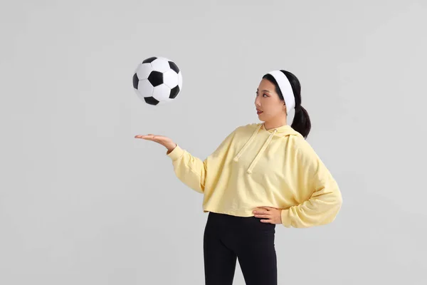Gelukkig Jong Sportief Aziatisch Vrouw Spelen Met Voetbal Grijs Achtergrond — Stockfoto