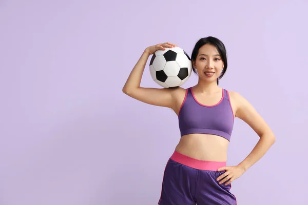 Šťastný Mladý Sportovní Asijské Žena Fotbalovým Míčem Fialovém Pozadí — Stock fotografie
