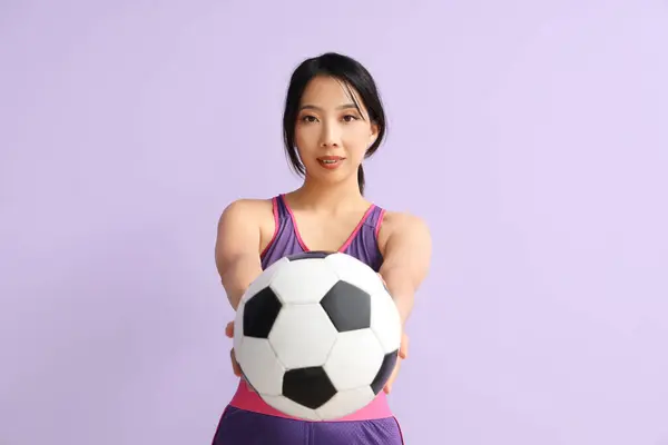 Šťastný Mladý Sportovní Asijské Žena Fotbalovým Míčem Fialovém Pozadí — Stock fotografie