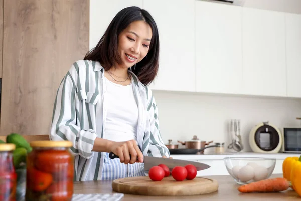 Mooie Jonge Aziatische Vrouw Snijden Verse Tomaten Houten Plank Keuken — Stockfoto