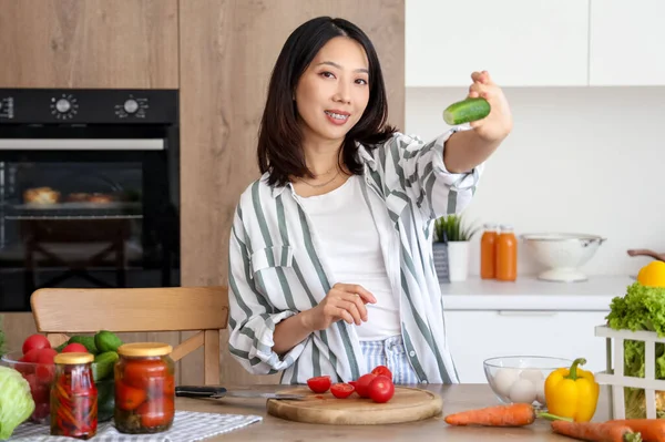 Mooie Jonge Aziatische Vrouw Met Verse Komkommer Koken Keuken — Stockfoto