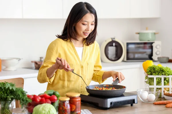 Jonge Aziatische Vrouw Koken Verschillende Groenten Koekenpan Draagbare Elektrische Fornuis — Stockfoto