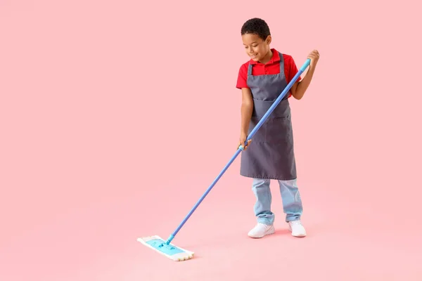 Schattig Klein Afro Amerikaans Jongen Dweilen Vloer Roze Achtergrond — Stockfoto