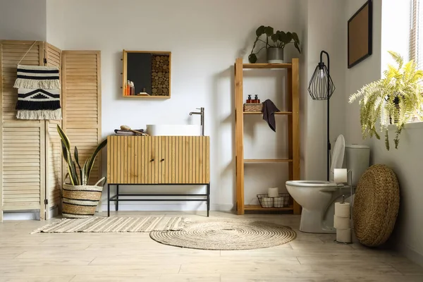 Interiér Moderních Toalet Keramickou Toaletní Mísou Dřevěnou Skříní — Stock fotografie