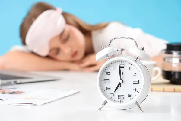 Relógio Despertador Mulher Dormindo Fundo Azul — Fotografia de Stock
