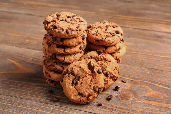 Gustosi Biscotti Con Gocce Cioccolato Sfondo Legno — Foto Stock