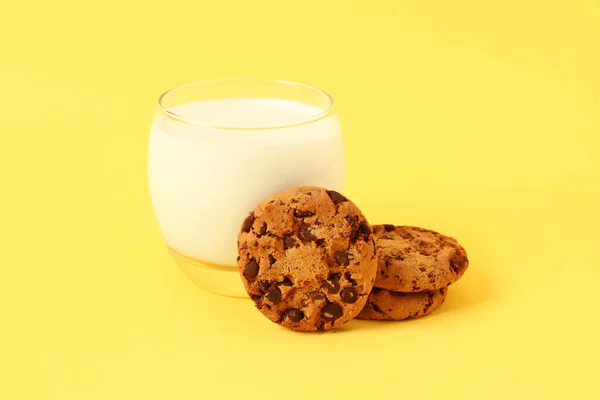 Glas Milch Und Leckere Kekse Mit Schokoladenchips Auf Gelbem Hintergrund — Stockfoto