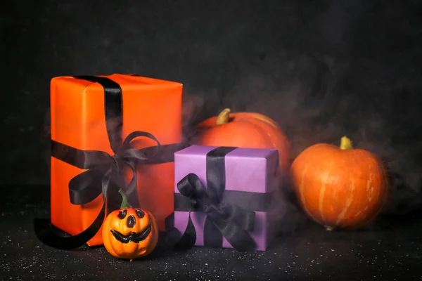 Tökfejek Ajándékdobozok Sötét Háttérrel Halloween Ünneplés Koncepció — Stock Fotó
