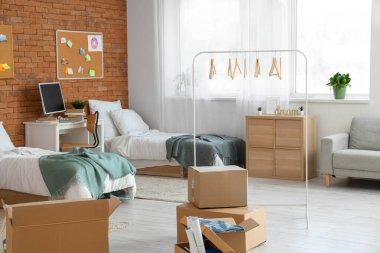 Yurt odasındaki karton kutular taşınma gününde
