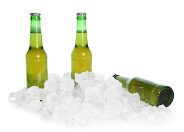 Beyaz arka planda soğuk bira ve buz küpleri