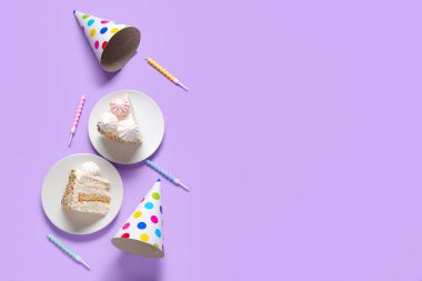 Lezzetli pastalar ve leylak arkaplanda doğum günü süslemeleri.