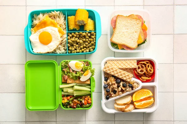 Lunchboxy Různými Lahodné Jídlo Bílém Pozadí Dlaždice — Stock fotografie