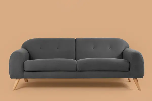 Przytulna Czarna Sofa Beżowym Tle — Zdjęcie stockowe