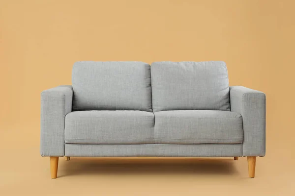 Gemütliches Graues Sofa Auf Beigem Hintergrund — Stockfoto