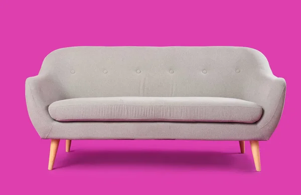 Gemütliches Graues Sofa Auf Rosa Hintergrund — Stockfoto