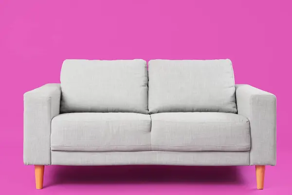 Przytulna Szara Sofa Różowym Tle — Zdjęcie stockowe