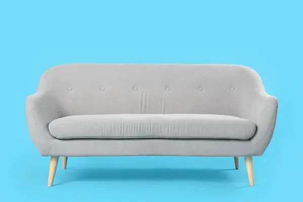 Gemütliches Graues Sofa Auf Blauem Hintergrund — Stockfoto