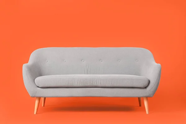 Gemütliches Graues Sofa Auf Rotem Hintergrund — Stockfoto