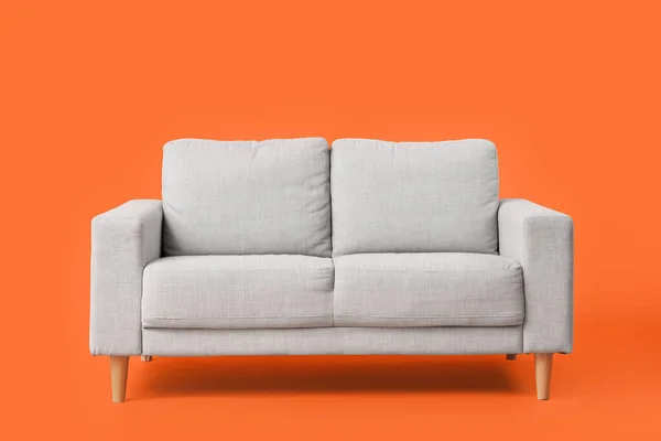 Gemütliches Graues Sofa Auf Rotem Hintergrund — Stockfoto