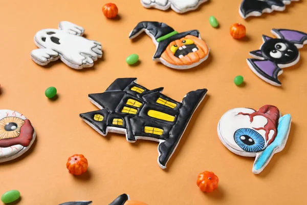 Kompozycja Różnymi Smacznymi Ciasteczkami Cukierkami Halloween Uroczystości Beżowym Tle Zbliżenie — Zdjęcie stockowe