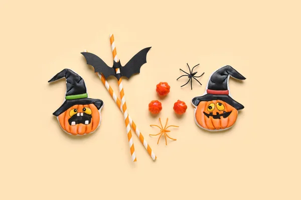 Skladba Chutnými Sušenkami Dýněmi Brčkem Pro Halloweenskou Oslavu Béžovém Pozadí — Stock fotografie