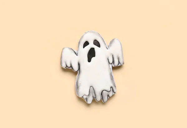 Biscoito Saboroso Forma Fantasma Para Celebração Halloween Fundo Bege — Fotografia de Stock