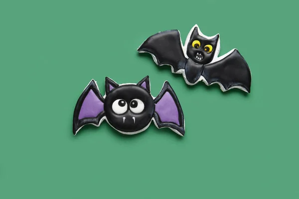 Sabrosas Galletas Forma Murciélago Para Celebración Halloween Sobre Fondo Verde — Foto de Stock