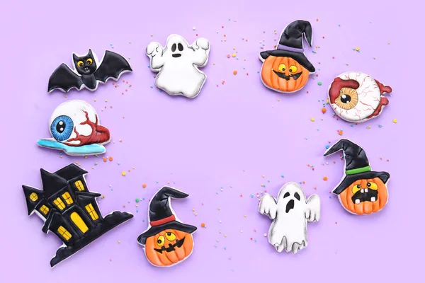 Keret Készült Különböző Ízletes Cookie Szórófejek Halloween Ünneplés Lila Háttér — Stock Fotó