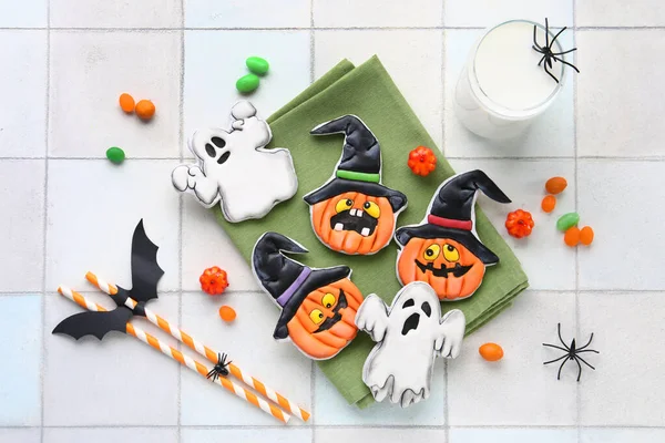 Složení Chutnými Sušenkami Cukrovinkami Brčkem Oslavu Halloweenu Sklenicí Mléka Světlém — Stock fotografie