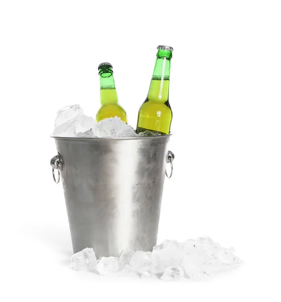 Balde Com Garrafas Cerveja Gelada Cubos Gelo Sobre Fundo Branco — Fotografia de Stock
