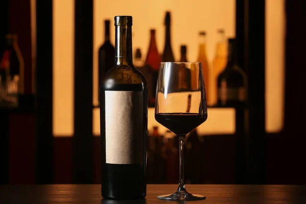 Verre Bouteille Vin Rouge Sur Table Bar — Photo