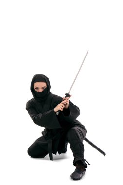 Beyaz arka planda kılıcı olan bir kadın ninja.