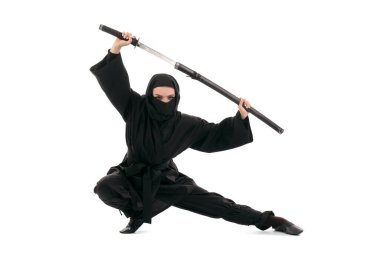Beyaz arka planda kılıcı olan bir kadın ninja.