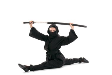 Beyaz kılıçlı kadın ninja.