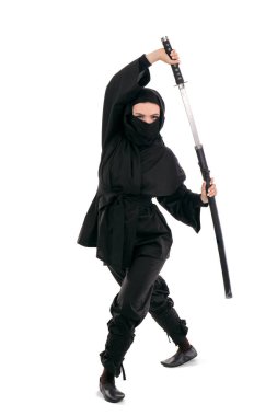 Beyaz kılıçlı kadın ninja.