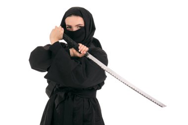 Beyaz arka planda kılıcı olan bir kadın ninja.
