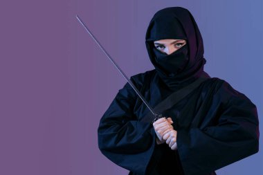 Renkli arka planda kılıç taşıyan kadın ninja