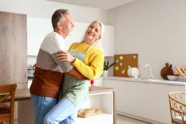 Mutfakta dans eden olgun bir çift.