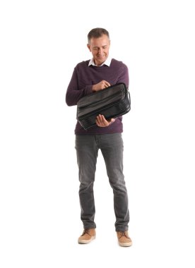 Beyaz arka planda evrak çantası olan olgun bir iş adamı.