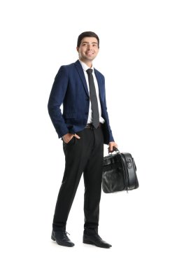 Beyaz arka planda evrak çantası olan genç bir iş adamı.