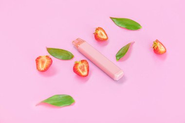 Pembe arka planda çilekli elektronik sigara.