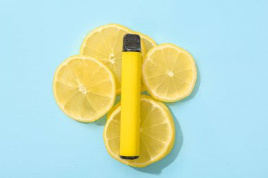 Mavi arka planda limonlu elektronik sigara.