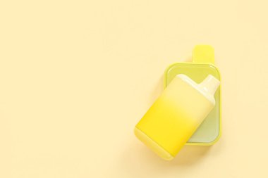 Sarı arka planda elektronik sigaralar