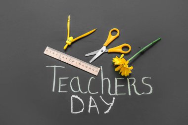 Kırtasiyeli güzel çiçek ve siyah karatahta öğretmenler günü.